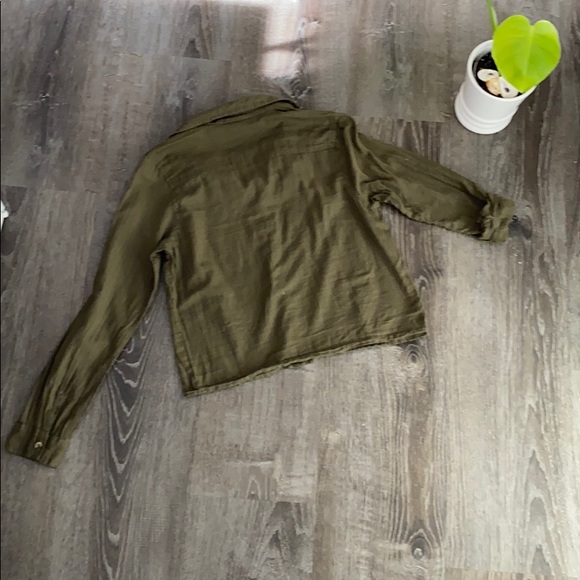 Cropped Army Green Button Down Blouse - Picture 3 of 4